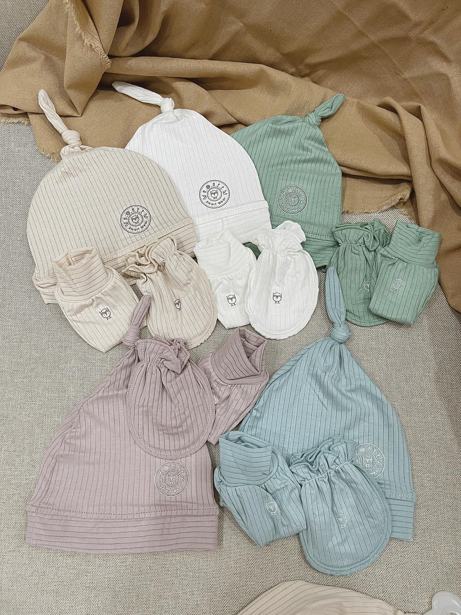 Bộ Dài Tay Sơ Sinh Cài Chéo Modal Bao Tay Lật Hrnee Cho Bé Từ 0-3 Tháng - Set Bao Tay, Bao Chân, Mũ Bán Rời - Hình ảnh 3
